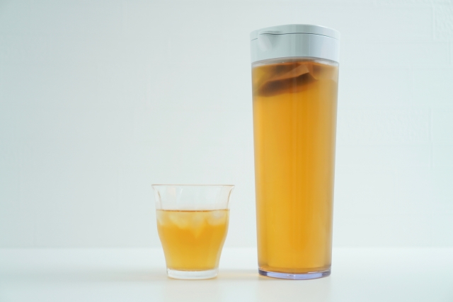 お茶ポットとグラス